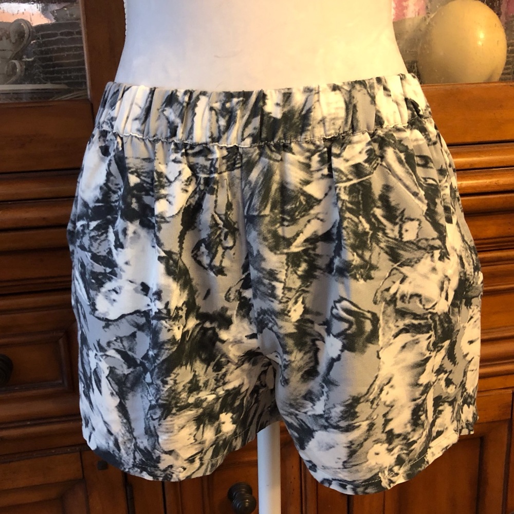 Fabletics workout shorts - Picture 1 of 5